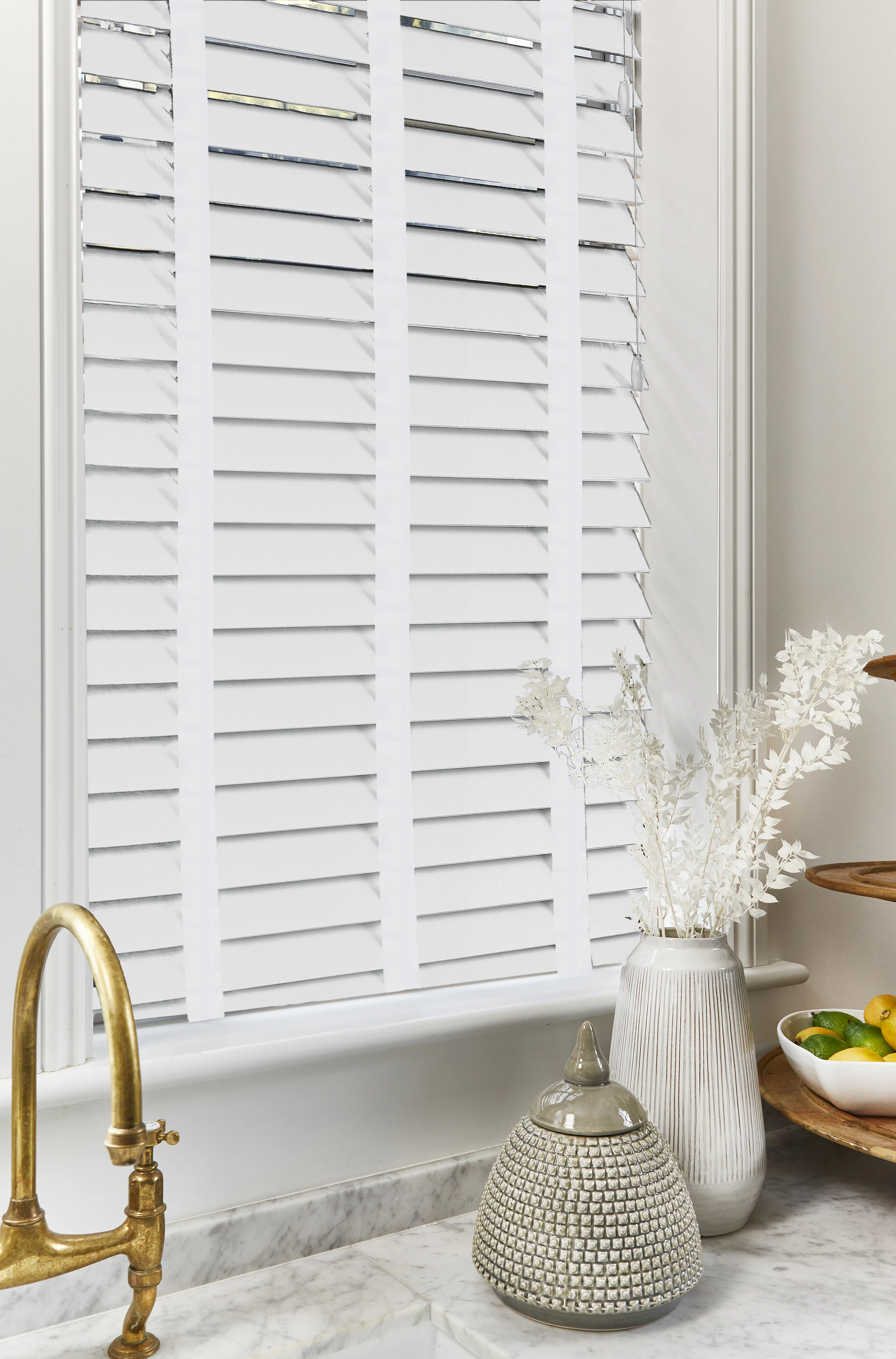 Summer-ready wooden blinds – heat-resistant and UV-protective.